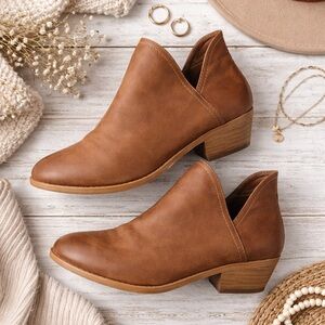 Universal Thread Tan Faux Leather V-Cut Ankle Booties Size 9.5